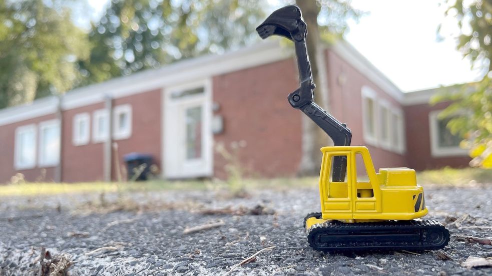Noch stehen hier kleine Flachdach-Wohnungen, doch mittelfristig könnte der echte Abrissbagger anrücken: Auf dem Gelände an der Werfstraße soll, wenn die Planung klappt, das Familienzentrum gebaut werden. Foto: Janßen