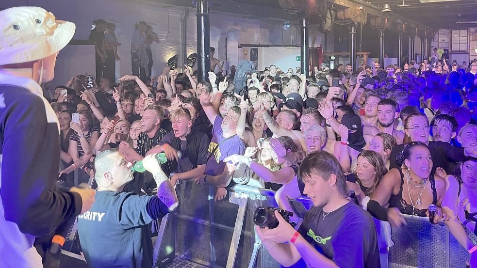 Das Zollhaus war am Sonnabend während des Konzerts brechend voll. Foto: Münch