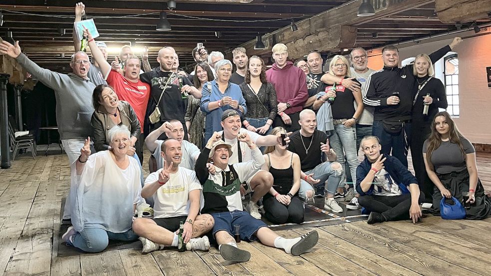 Ein ganz besonderes Gruppenfoto: die Künstler mit ihren Eltern und Angehörigen. Foto Münch