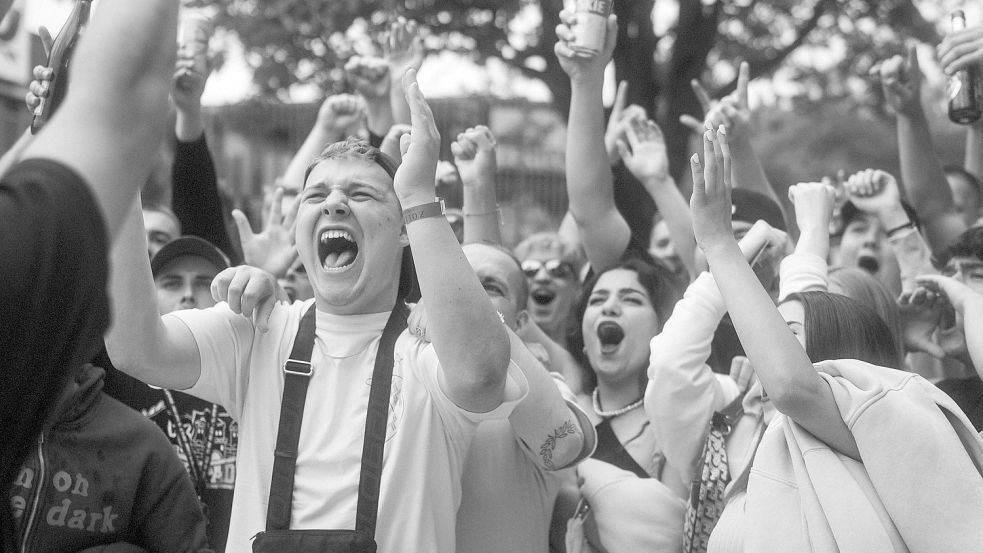 Stacks (im Vordergrund) und die Fans sind auf einer Wellenlänge und die lautet: Extase. Foto: Sebastian Arlt