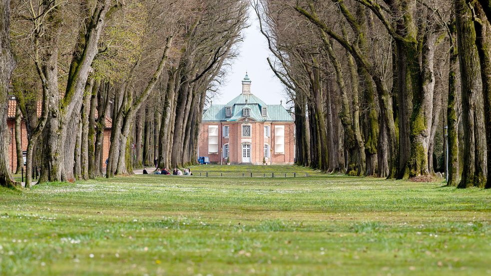 Der historische Zentralpavillon der Schlossanlage Clemenswerth in Sögel. Foto: Hauke-Christian Dittrich/dpa +++ dpa-Bildfunk +++