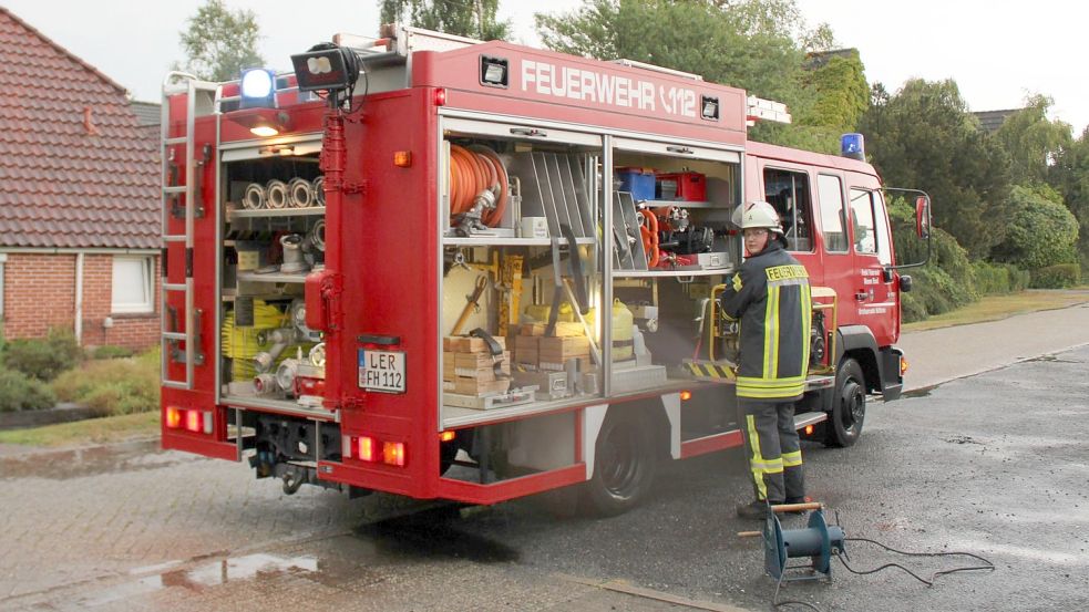 In Holthusen im Rheiderland musste die Feuerwehr Wasser aus einem Haus pumpen. Foto: Joachim Rand/Feuerwehr