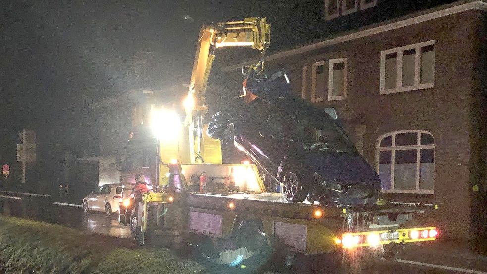 Der 33-Jährige wurde wegen eines Unfalls vom 5. Februar 2022 verurteilt. Dort hatte er volltrunken ein anderes Auto in den Kanal am Untenende in Rhauderfehn gerammt. Dieses musste geborgen werden. Archivfoto: Kruse