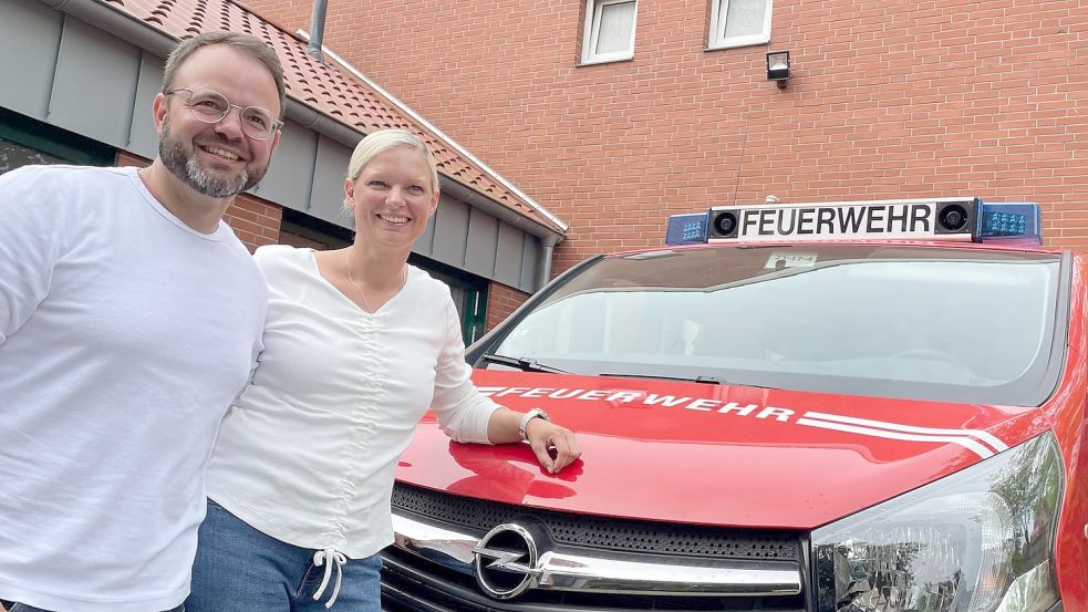 Noch ist hier die Feuerwehr zu Hause, demnächst finden an dieser Stelle Patienten medizinische Hilfe: André und Michaela Di Nanni vor der Feuerwache am Unnerloogsweg. Die wird zur Praxis umgebaut. Foto: Janßen