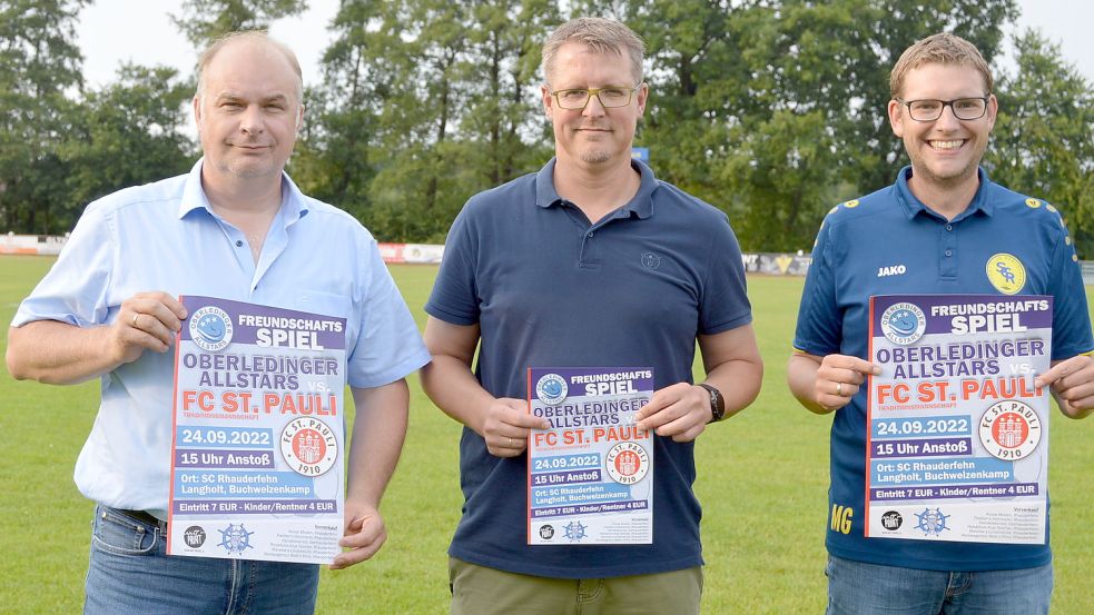 Freuen sich schon auf den Leistungsvergleich mit der Traditionsmannschaft des FC St. Pauli (von links) Jörg Kannegießer (Partner Traditionsmannschaft FC St. Pauli), Günter Noormann (Trainer der Oberledinger-Auswahl) und Marco Groenewold (Mitglied im Fußballvorstand SC Rhauderfehn-Langholt).