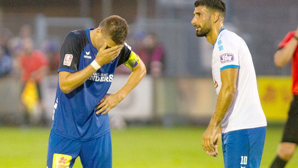 Es ist zum Heulen: Bastian Dassel (links) und Kickers Emden hoffen auf eine schnelle Wende. Foto: Doden/Emden