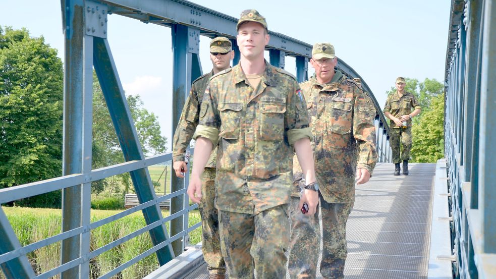 Unter anderem geht es beim Püntenmarsch über die Ledabrücke in Amdorf. Foto: Archiv