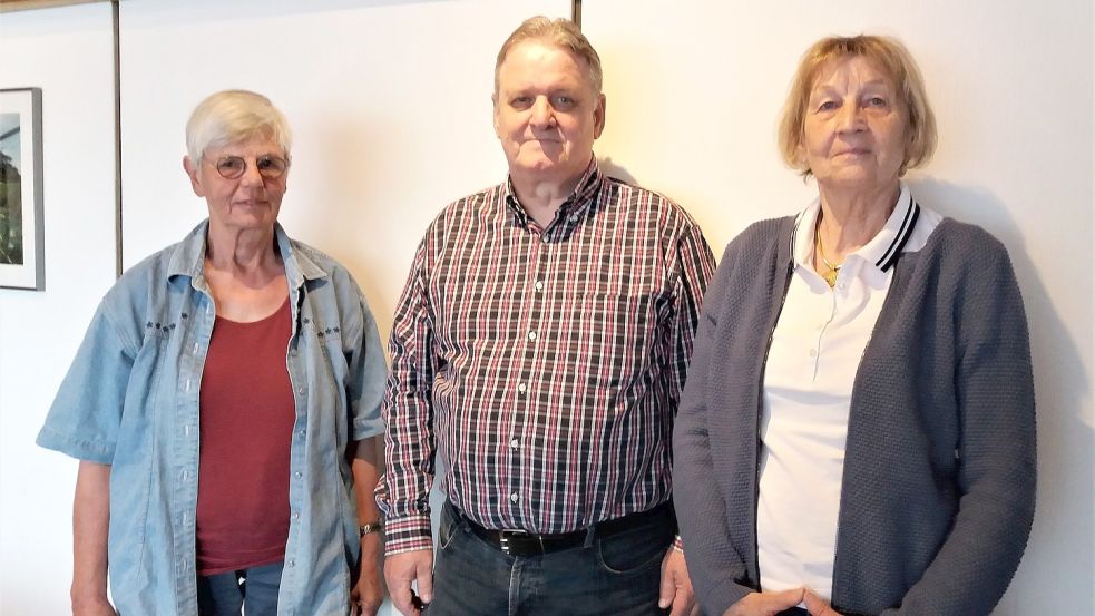 Im Mai wurde Achim Schneider zum Vorsitzenden des Seniorenbeirats Rhauderfehn gewählt. Angela Block (links) ist Schriftführerin und Griet Luikenga-Gerdes stellvertretende Vorsitzende. Archiv/Privatbild: Furch