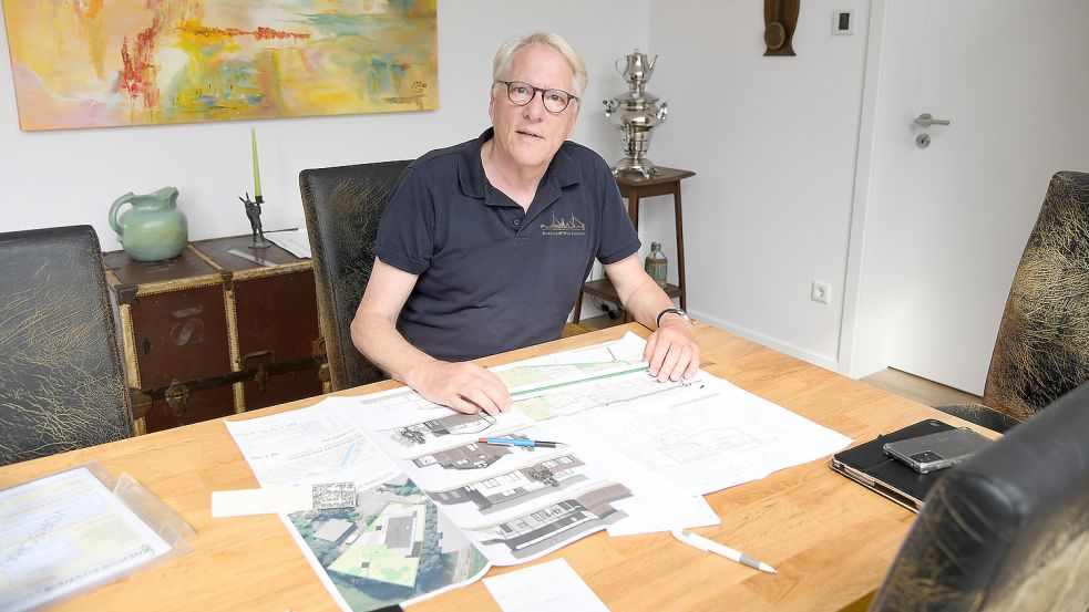 Christian Abrams vor den Plänen seines vierten Niedrigenergiehauses, das er gerade in Norden baut. Foto: Ellinger
