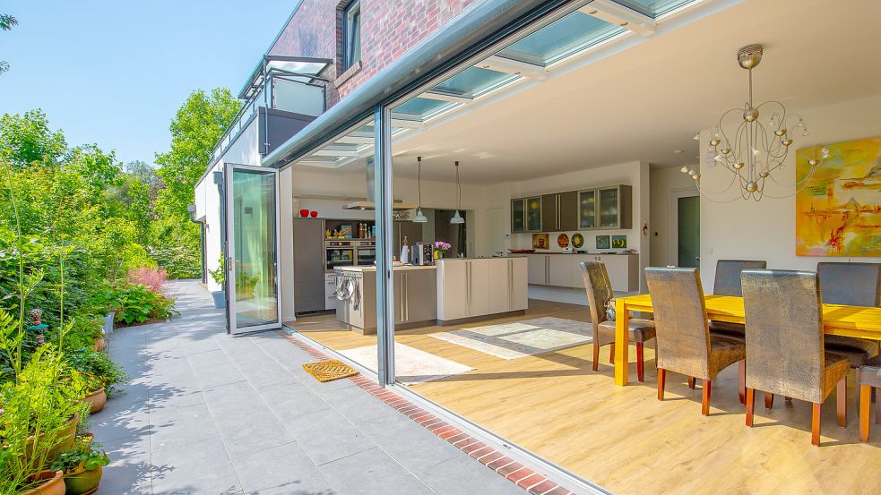 Selbst große Glasfronten, die sich in diesem Fall sogar zusammenschieben lassen, machen die Energie-Bilanz des Hauses von Christian Abrams nicht kaputt. Foto: privat