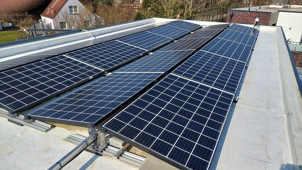 Ein Flachdach mit weißer Spezialfolie und eine Solaranlage gehören zum Niedrigenergiehaus-Konzept von Christian Abrams aus Norden. Foto: privat