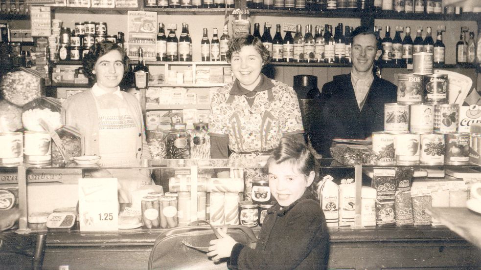 Dieses Foto aus den 60er-Jahren zeigt Reinhard Tannen (rechts) gemeinsam mit seiner Frau Frieda (links) im Gemischtwarenladen in Ihrhove. Wer die beiden anderen Personen sind, ist nicht bekannt.Fotos: Sammlung Tannen