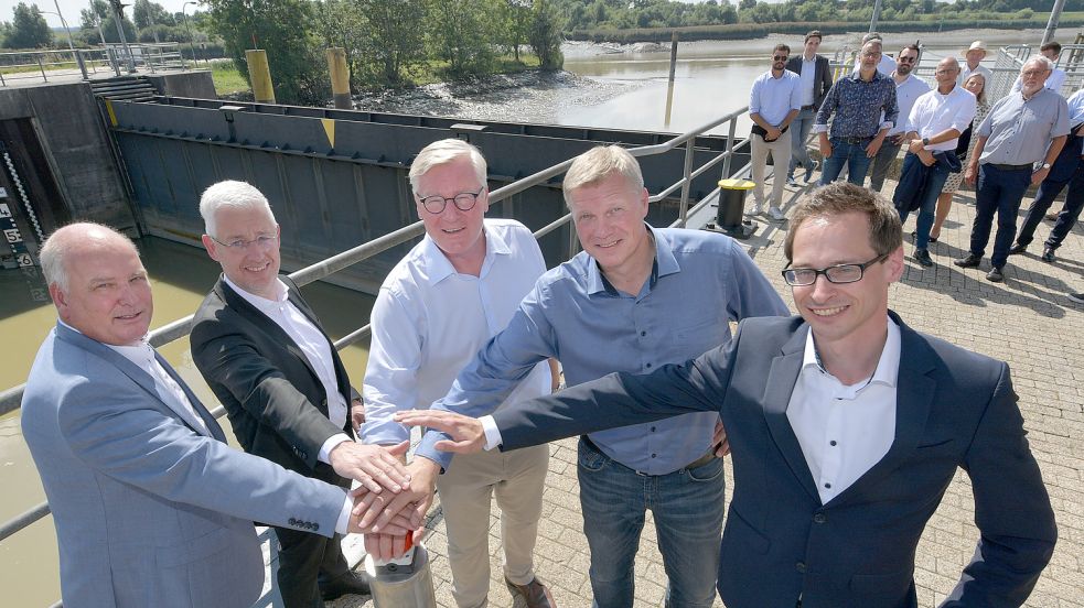 Symbolischer Knopfdruck: Claus-Peter Horst (von links), Landrat Matthias Groote, Minister Bernd Althusmann, CDU-Landtagsabgeordneter Ulf Thiele und Stadtwerke-Vorstand Timo Kramer beendeten offiziell die Schleusen-Sanierung. Im Hintergrund stehen Mitglieder des Stadtrats und der Hafenwirtschaft. Fotos: Ortgies