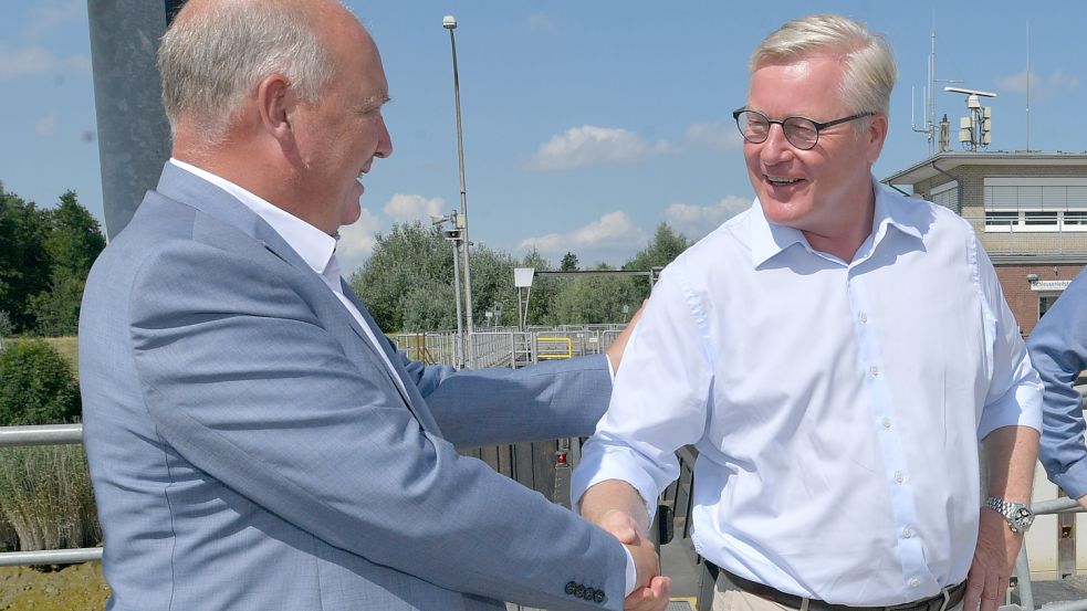 Dank für die Fördergelder des Landes: Bürgermeister Claus-Peter Horst (links) und Minister Bernd Althusmann