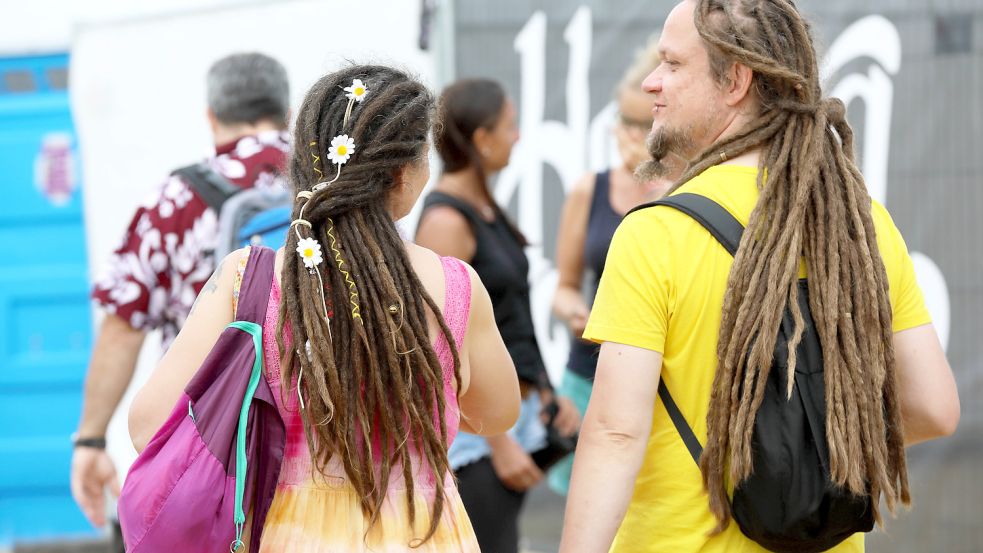 Falsche Aneignung? Weiße sollen Dreadlocks nicht tragen dürfen, sagen Aktivisten. Diesen Besuchern des Burg Herzberg Festival 2022 ist das offenbar egal. Foto: www.imago-images.de