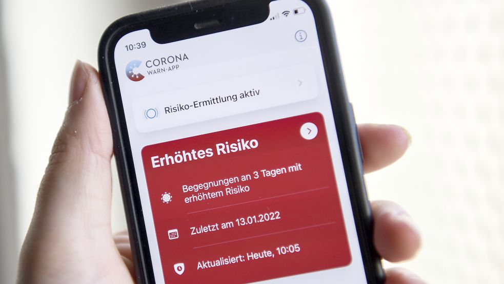 Leuchtet bei vielen Menschen häufig rot: die Corona-Warn-App. Foto: Hofmann/DPA