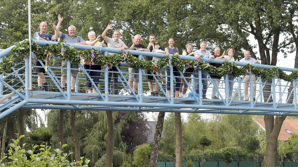 Nachbarn der „Blauen Brücke“ in Kamperfehn verzierten das restaurierte Bauwerk mit einem Kranz und feierten anschließend ein Brückenfest. Foto: Passmann