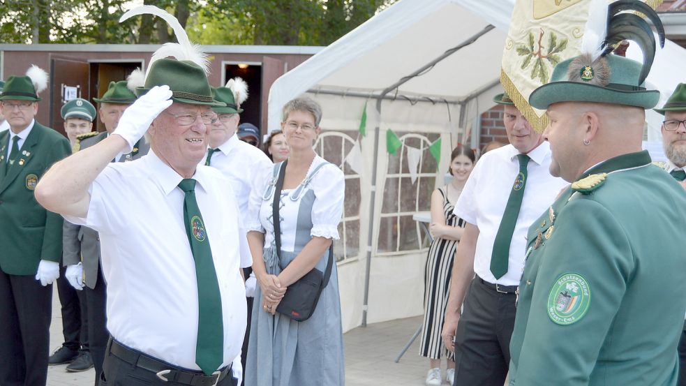 Hauptmann Hanko Weers (links) bei der Abnahme der Meldung der Mannschaftsstärke durch die befreundeten Vereine. Foto: Weers