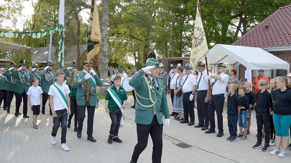 Beim neuen Vereinsdomizil wurden auswärtige Vereine und Gruppen begrüßt. Foto: Weers