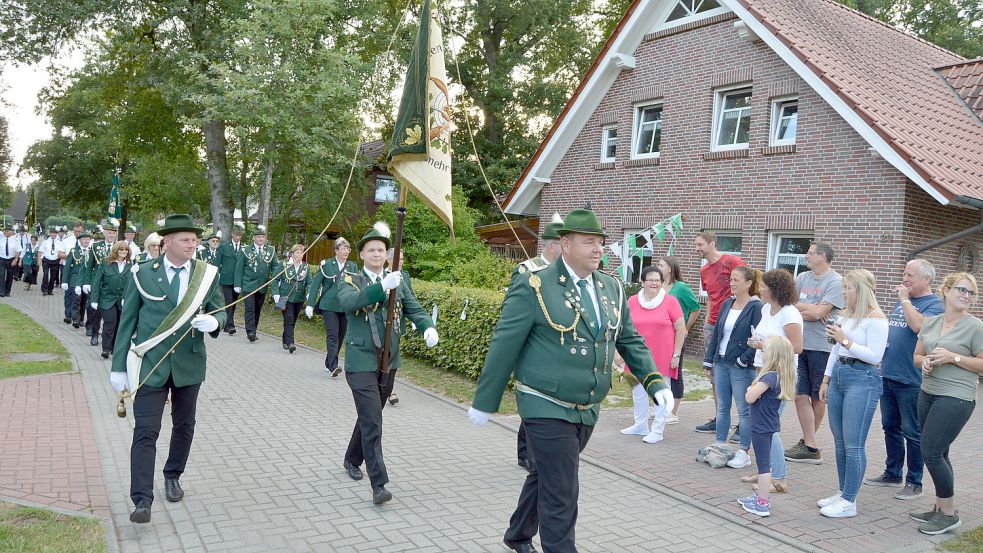 Anwohner säumten die Straße. Foto: Weers