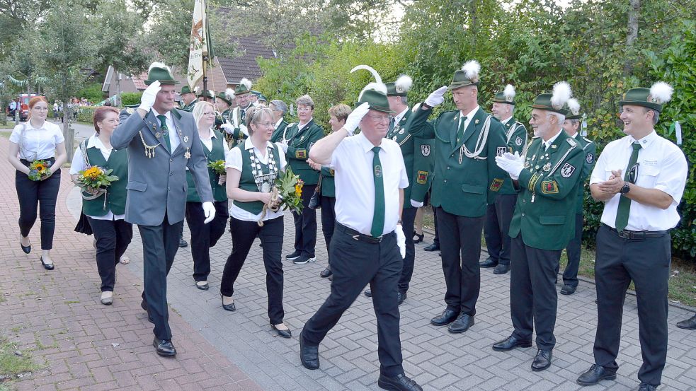 Bei der Abholung des Kaiser- und Königshauses mit Silvia Meinders. Foto: Weers