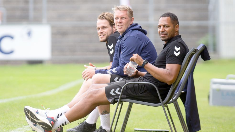 Trainer Olufemi Smith (rechts) ist seit 2019 Cheftrainer in Norderstedt. Elf Jahre zuvor besiegte er Stefan Raab in dessen TV-Show. Neben Smith sitzt Ex-St.Pauli-Stürmer Marius Ebbers, sein Co-Trainer. Foto: Doden/Emden