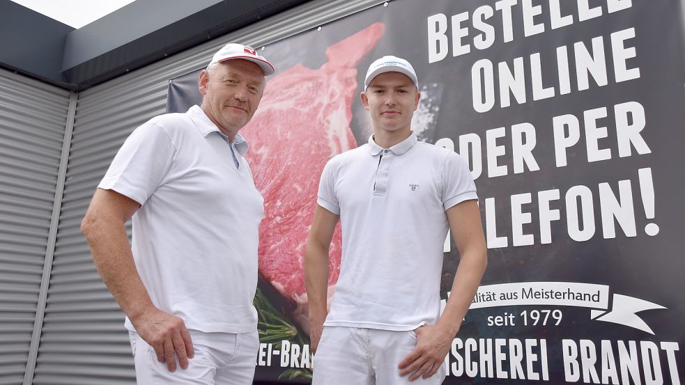 Die Fleischermeister Jann-Fokko Brandt und Eike Brandt setzen nur noch auf Bestellungen. Foto: Wehry