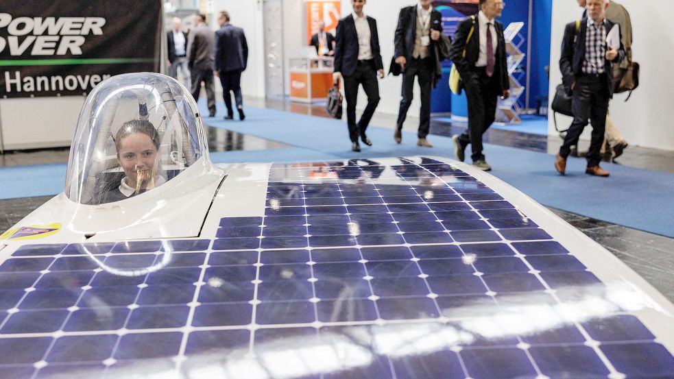 Eines der Vorzeigeprojekte des Start-Up-Programms in Aachen: der Sonnenwagen, der nur mithilfe von Solarenergie angetrieben wird. Foto: AFP/Axel Heimken
