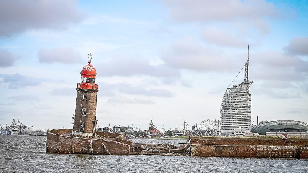 In der Nacht zu Donnerstag war der Leuchtturm auf der Mole in Bremerhaven eingesackt. Foto: imago images/Eibner