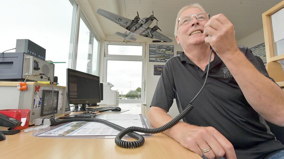 Copi am Funkgerät: Ob ernste Infos oder kurzer Schnack, er beherrscht sein Fach. Foto: Ortgies