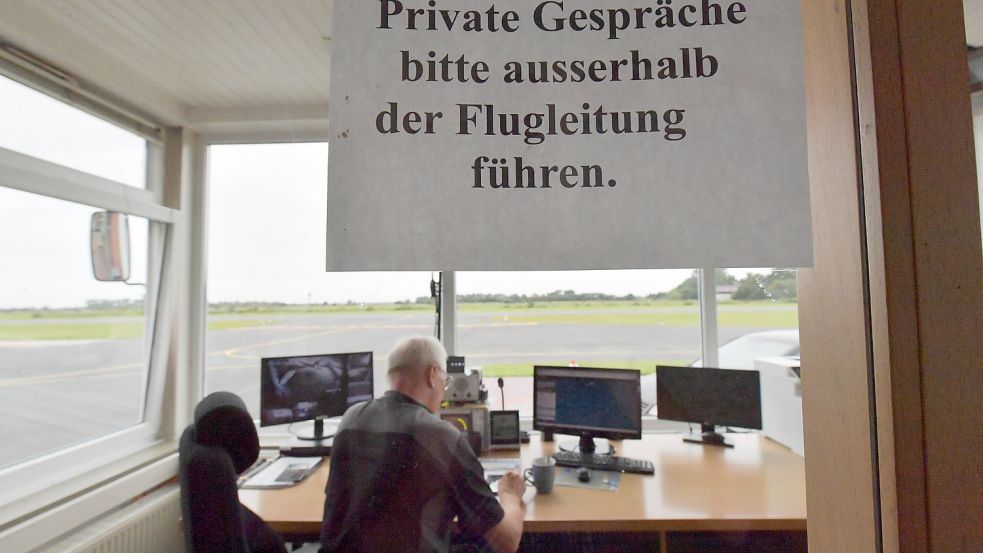 Hier verbringt Wiard Lübbers seine Tage: in der Flugleitung in Leer. Foto: Ortgies