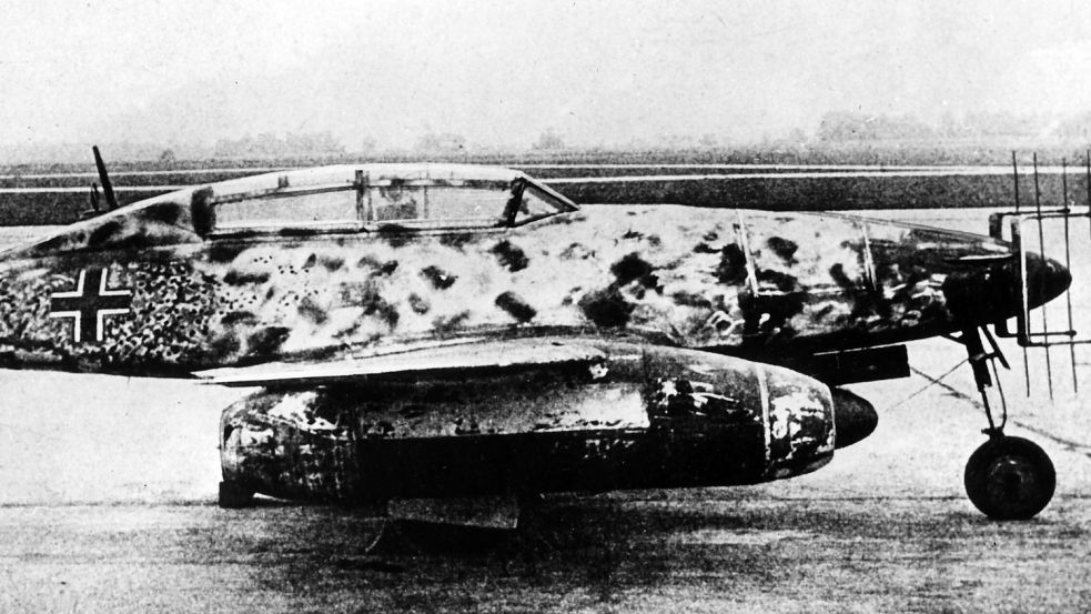 Das undatierte Foto zeigt den Düsenjäger Messerschmitt ME 262. Fast wären Flugzeuge wie dieses in Hesel gestartet und gelandet. Foto: Archiv/DPA