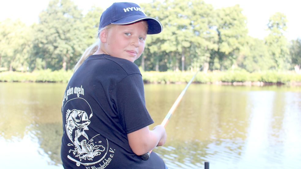 Die zehnjährige Anna-Lena Peters trägt zum Angeln das T-Shirt, das die Mädchen des Vereins gemeinsam entworfen haben. Foto: Kramer