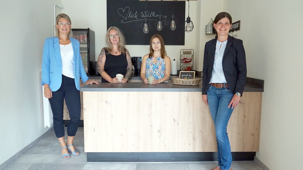 Barbara Middendorf (von links), Ute Winter, Olga Braulik und Tanja Zielinski freuen sich über die Eröffnung der neuen Kontaktstelle „Salon Werner“. Foto: Nina Hobbie/Caritasverein Altenoythe