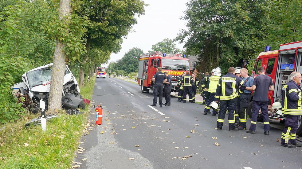 Das Fahrzeug musste gesichert werden, damit es nicht in den Graben rutscht.
