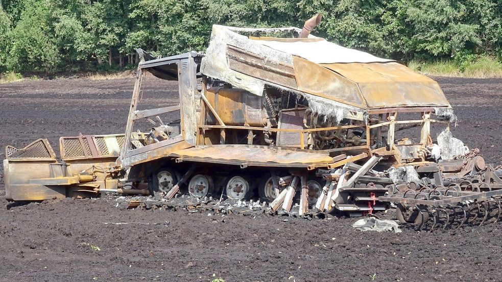Vom ausgebrannten Pistenbully auf der Moorfläche in Ramsloh geht keine Umweltgefahr aus, sagt die Polizei. Foto: Privat