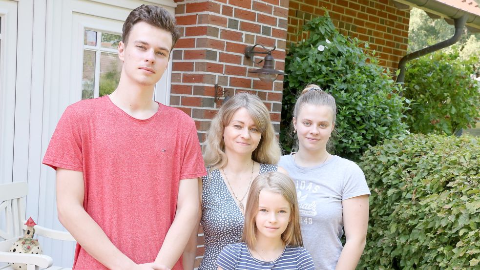 Oksana Chepelieva (2. von links) zusammen mit ihren Kindern Vladyslav (von links), Zlata und Alina. Foto: Hock
