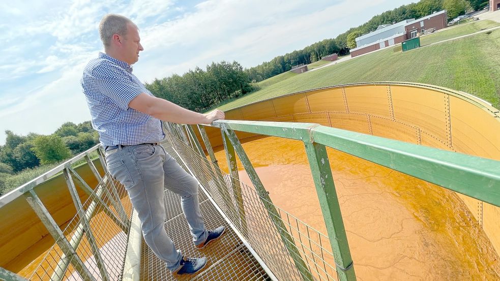 Das Rote in diesem Becken ist Eisenschlamm, der aus dem Wasser herausgefiltert wurde. Vom Beckenturm aus hat Ewald Alting einen guten Blick über das Gelände des Wasserwerks in Collinghorst. Foto: Janßen