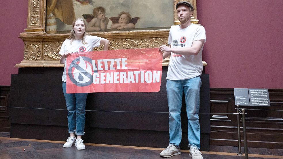 In der Gemäldegalerie in Dresden klebten sich zwei Mitglieder der Gruppe „Letzte Generation“ an ein Bild fest. Foto: dpa/Sebastian Kahnert