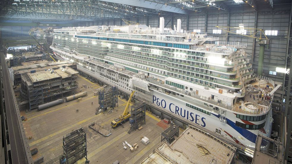 Noch liegt die „Arvia“ in der Baudockhalle der Meyer-Werft. Am Sonnabend soll das Schiff ausgedockt werden. Foto: Meyer-Werft