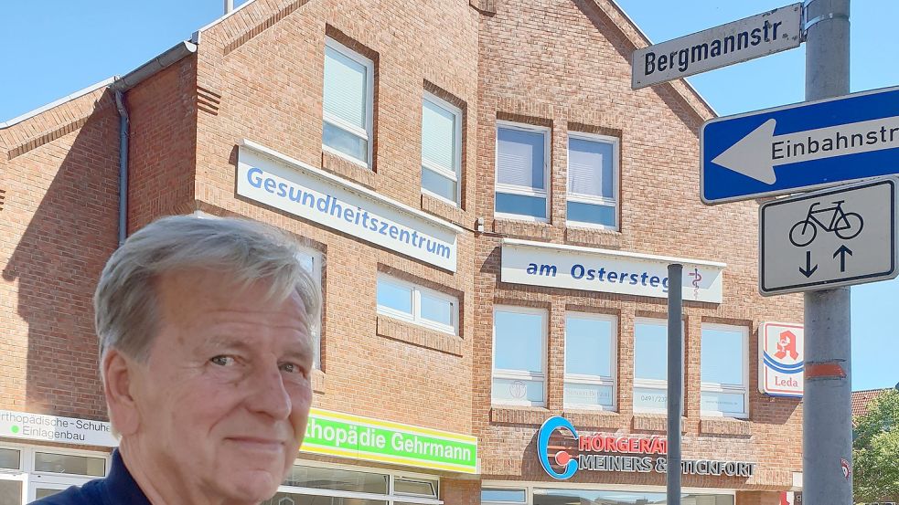 Warum heißt die Bergmann-Straße Bergmann-Straße? Dr. Wolfgang Hofer ärgert, dass es dazu keine Informationen gibt. Foto: Mielcarek