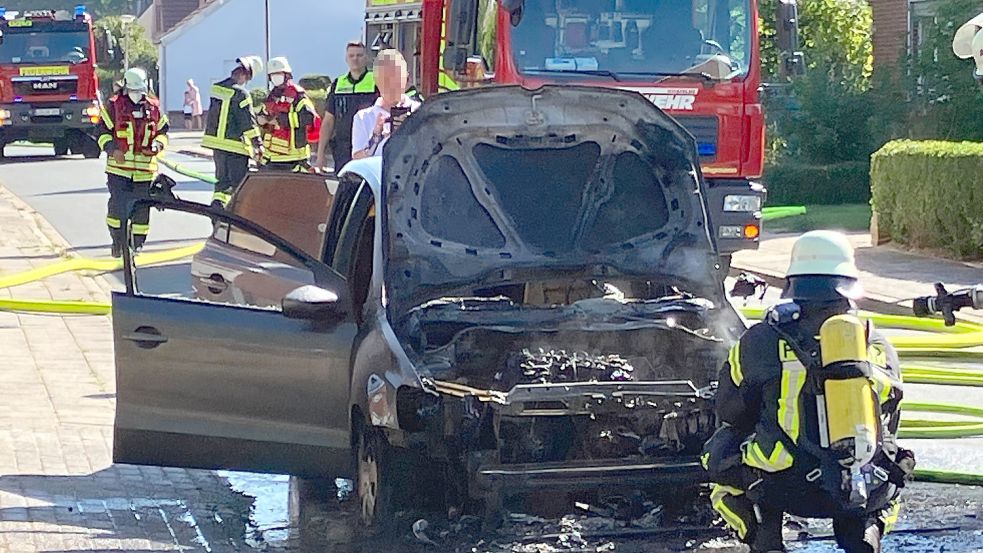 Die Feuerwehr musste das Auto löschen. Foto: Kierstein