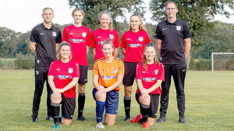 Trainer Jan-Henrik Koppelkamm (links) und sein Co-Trainer Manuel Brunken mit den Neuzugängen (stehend, von links) Franziska Simon, Hille Baumfalk, Fabia Feeken sowie (vorne, von links) Katharina Cicalese, Frederike Horn und Fenja Theesfeld. Foto: Privat