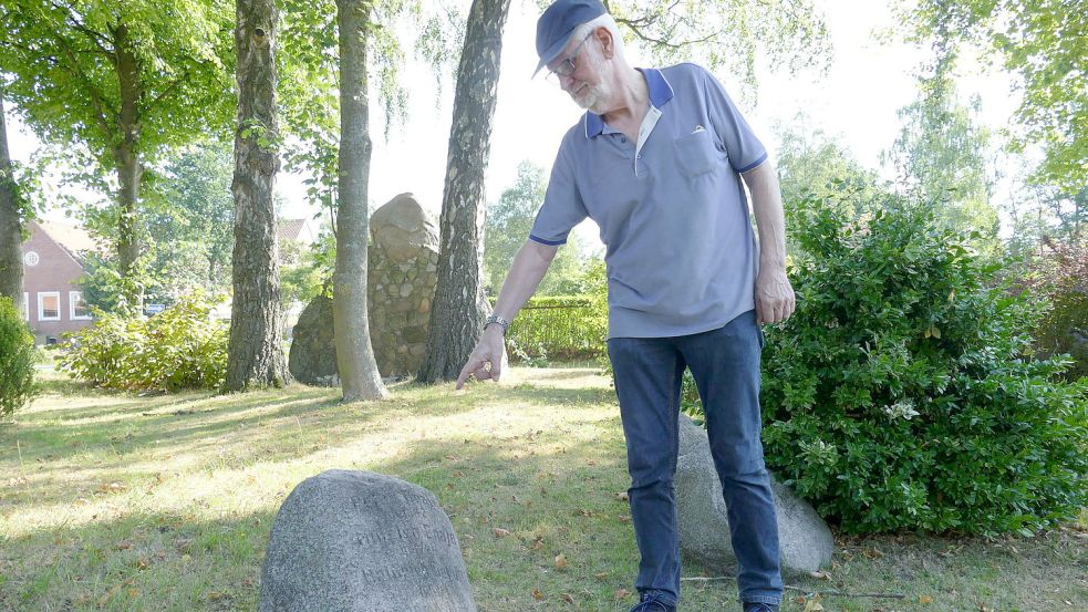 Viele Inschriften auf den Gedenksteinen, die an Westrhauderfehner erinnern, die im Zweiten Weltkrieg gefallen sind oder vermisst wurden, sind nicht mehr zu lesen: Darauf weist Ulrich Benedix, Mitglied im Rhauderfehner Gemeinderat, hin. Foto: Wieking