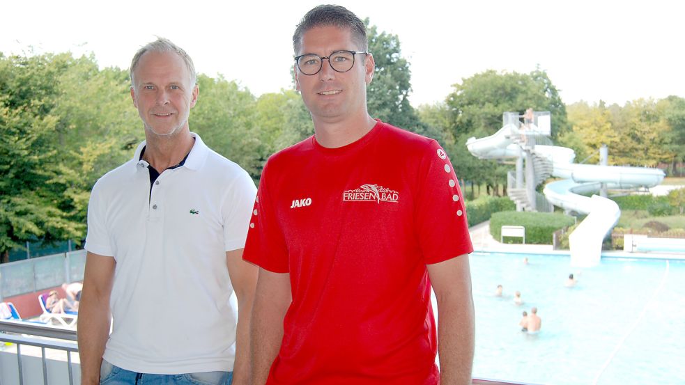 Hermann Welp (links) und Markus Bakker blicken auf eine gute Woche Friesenbad-Betrieb zurück. Die Unterbrechung der Fernwärme-Lieferung machte sich in dem Bad in Weener kaum bemerkbar. Foto: Hoegen