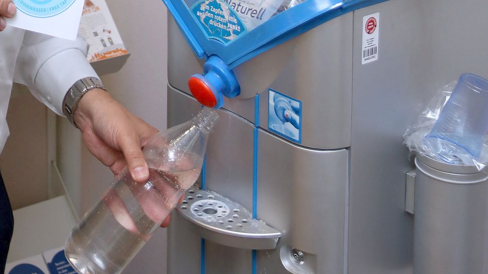 In den Kfz-Zulassungsstellen des Landkreises darf kostenlos Trinkwasser gezapft werden. Foto: Rühl/LK Cloppenburg