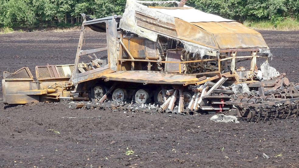 Acht Tage nach dem Feuer ist das Wrack des Kettenbaggers abtransportiert worden. Foto: Privat