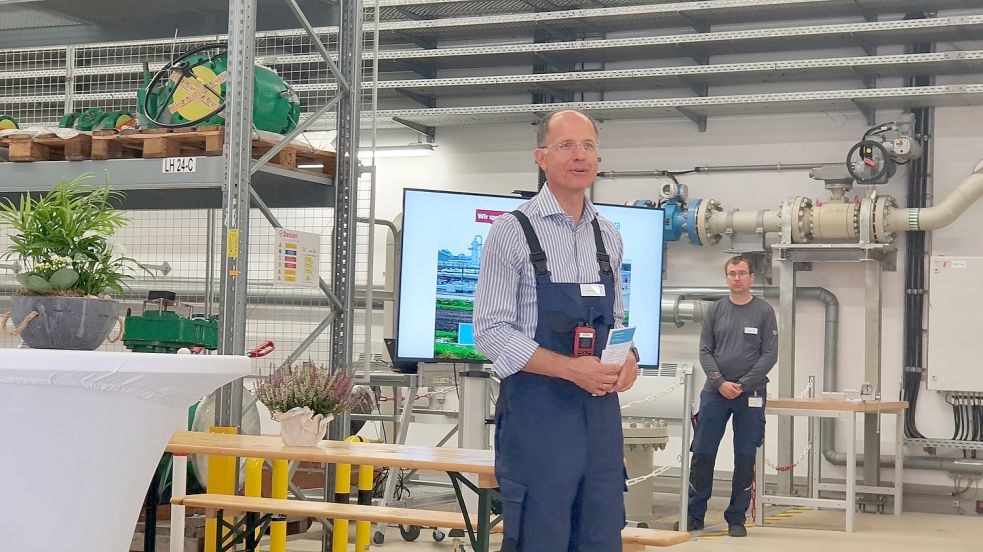 Arkadius Binia (links) und Betriebsleiter Sven Reuschel boten beim Informationstag Führungen für Besucher an. Foto: Gettkowski