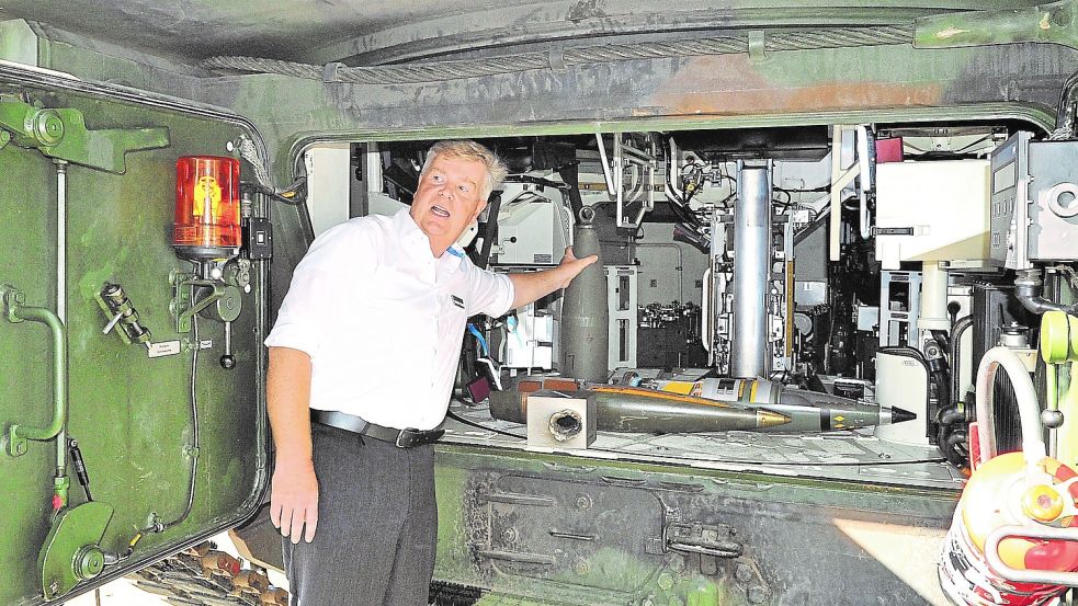 Waffenexperte Gerfried Duhr erklärt die Waffensysteme in der Panzerhaubitze 2000.Diese Geschütze wurde an die Ukraine geliefert. Foto: Mammes