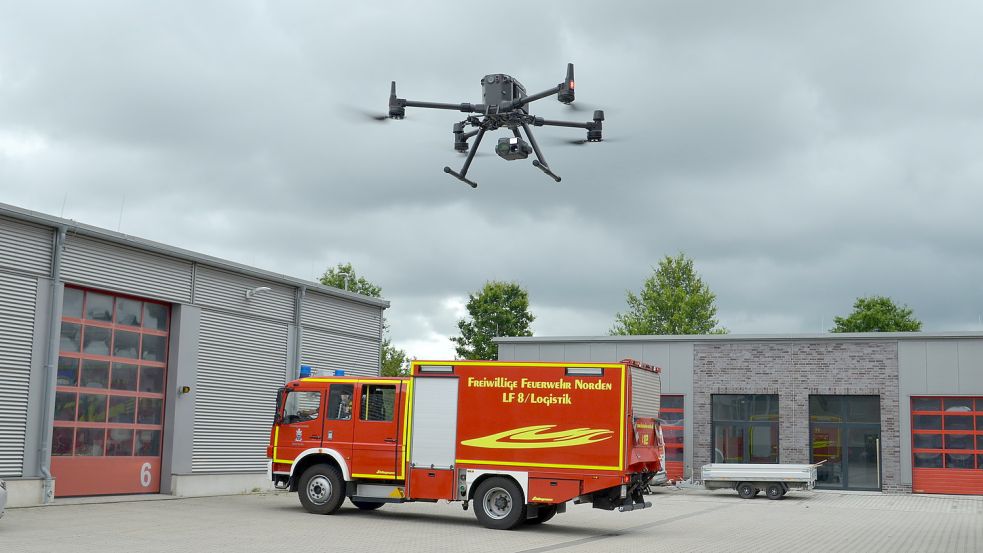 Die große Drohne der Freiwilligen Feuerwehr Norden hebt ab. Foto: Hoppe